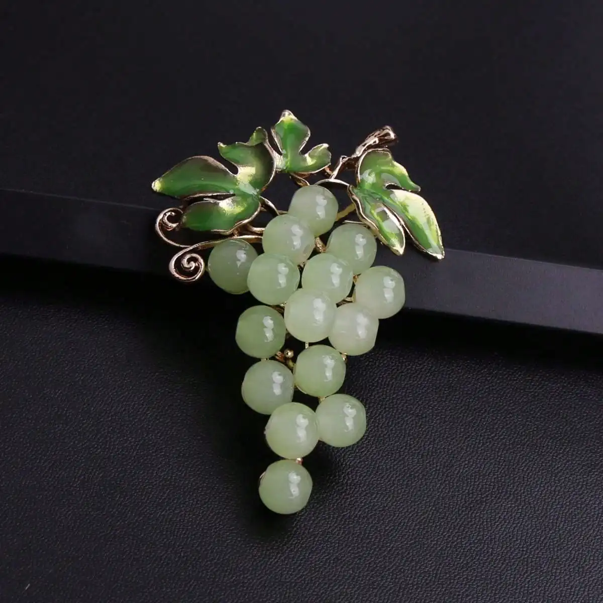 Fashion Creative Grape Brooch Alloy Enamel Fruit Pin Badges Plant Collar Pins Lady Boutique Decoration Corsage Jewelry Gift