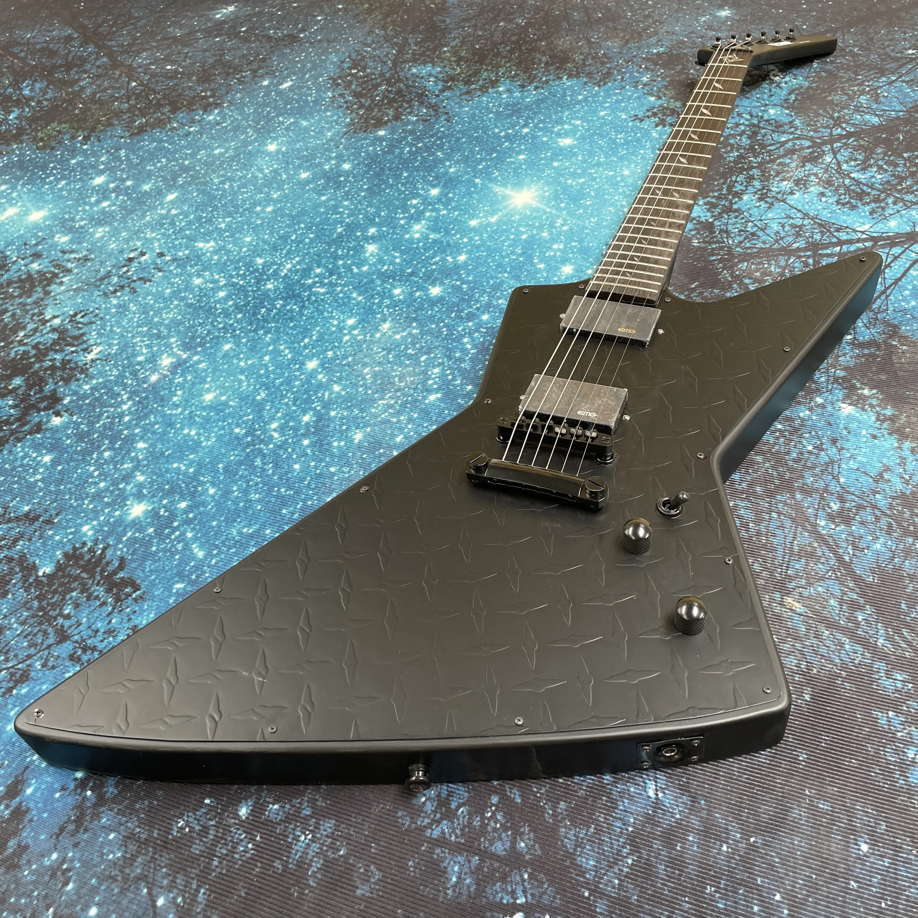 Stable and comfortable heavy-dutyelectric guitar,22-fret rosewood fingerboard guitars,high-gain distorted rock electric guitarra