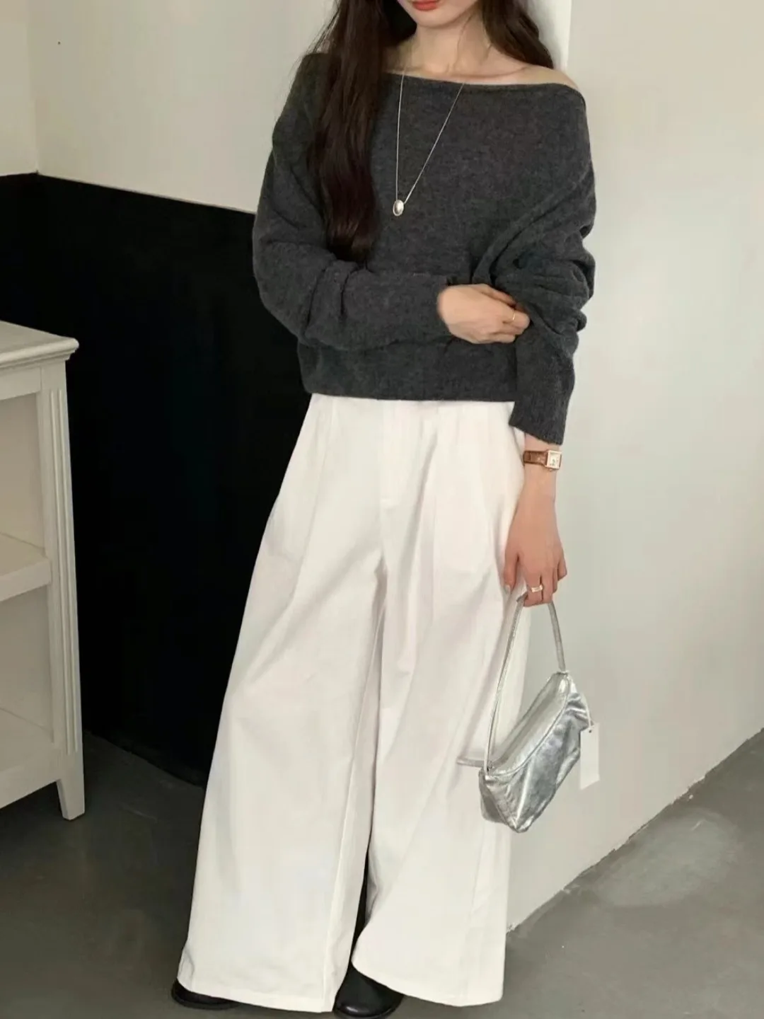 シックな秋の新作ヴィンテージ風イレギュラーショルダーネックロングスリーブニットセーター レディース おしゃれ 通勤 無地 おしゃれ