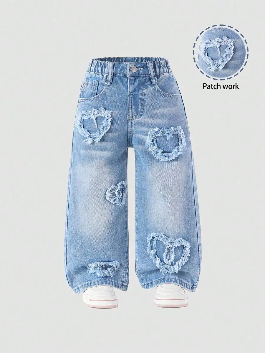 

Детские широкие джинсы светлого оттенка с потертостями в форме сердечек