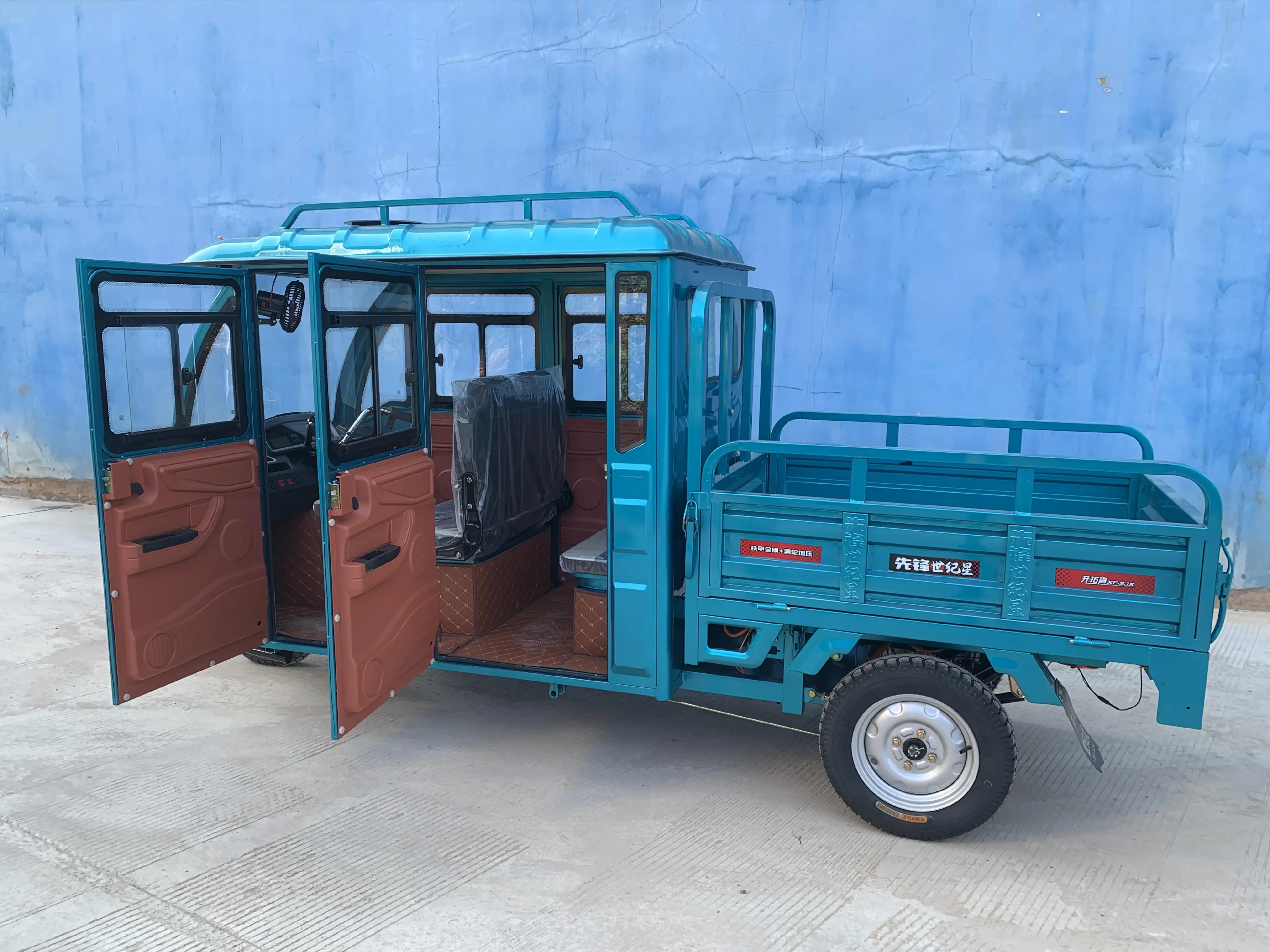 Electric tricycle Factory customized 4 doors  electric cargo tricycle with  Enclosed spacious operator cab