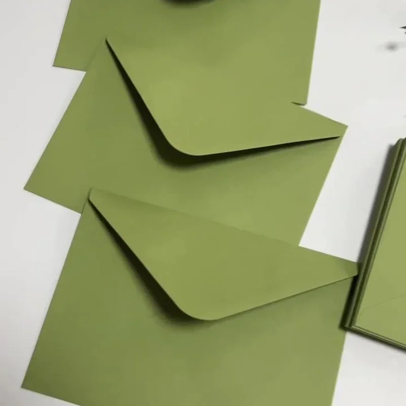 50pcs Retro สีเขียวซองจดหมาย 120g กระดาษคราฟท์ 184x133 มม.คําเชิญงานแต่งงานธุรกิจ Supplie โปสการ์ด Giftbox บรรจุภัณฑ์เครื่องเขียน