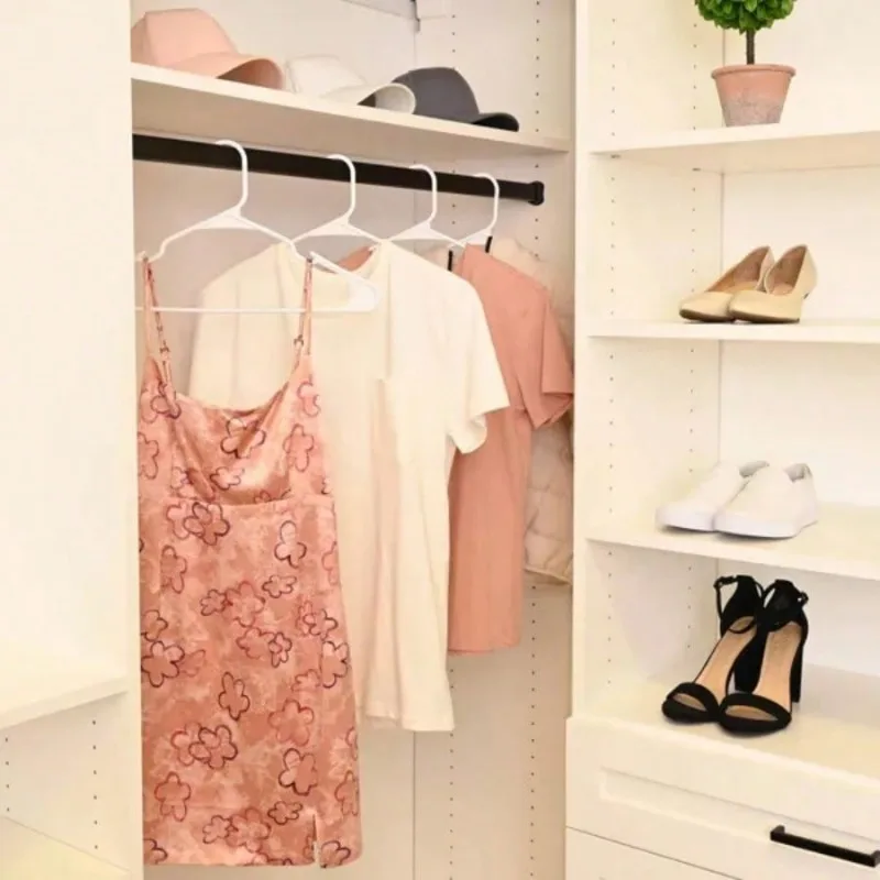 Paquete de 50 perchas de plástico blanco: elementos esenciales para la habitación: hebillas fáciles de colgar para camisas, vestidos y chalecos