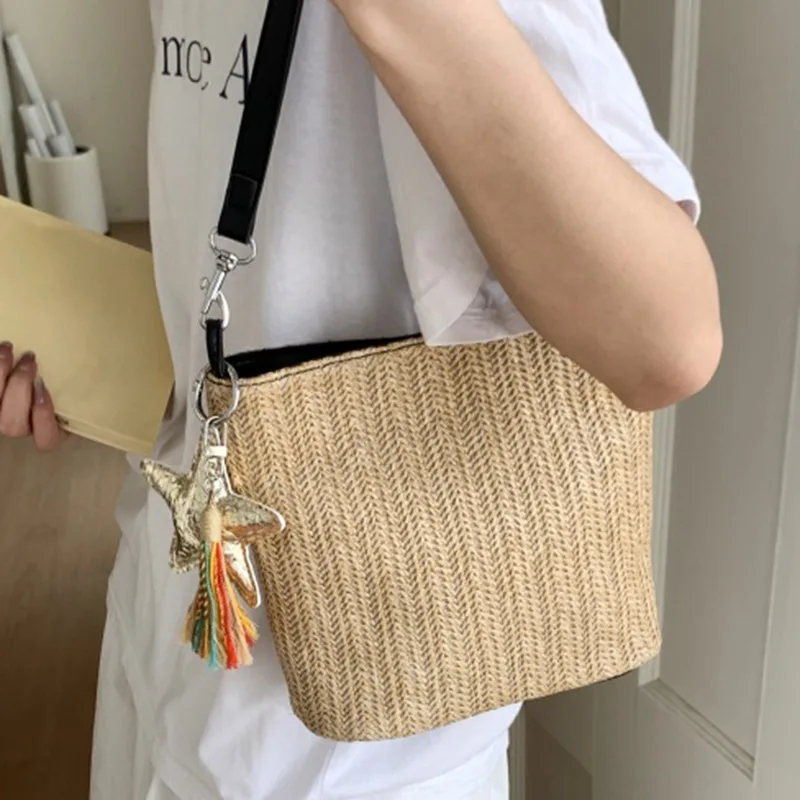 Borsa per cesto di verdure con tessitura arcobaleno in colore a contrasto 2025 Borsa a secchiello intrecciata in paglia colorata con una spalla nuova estate