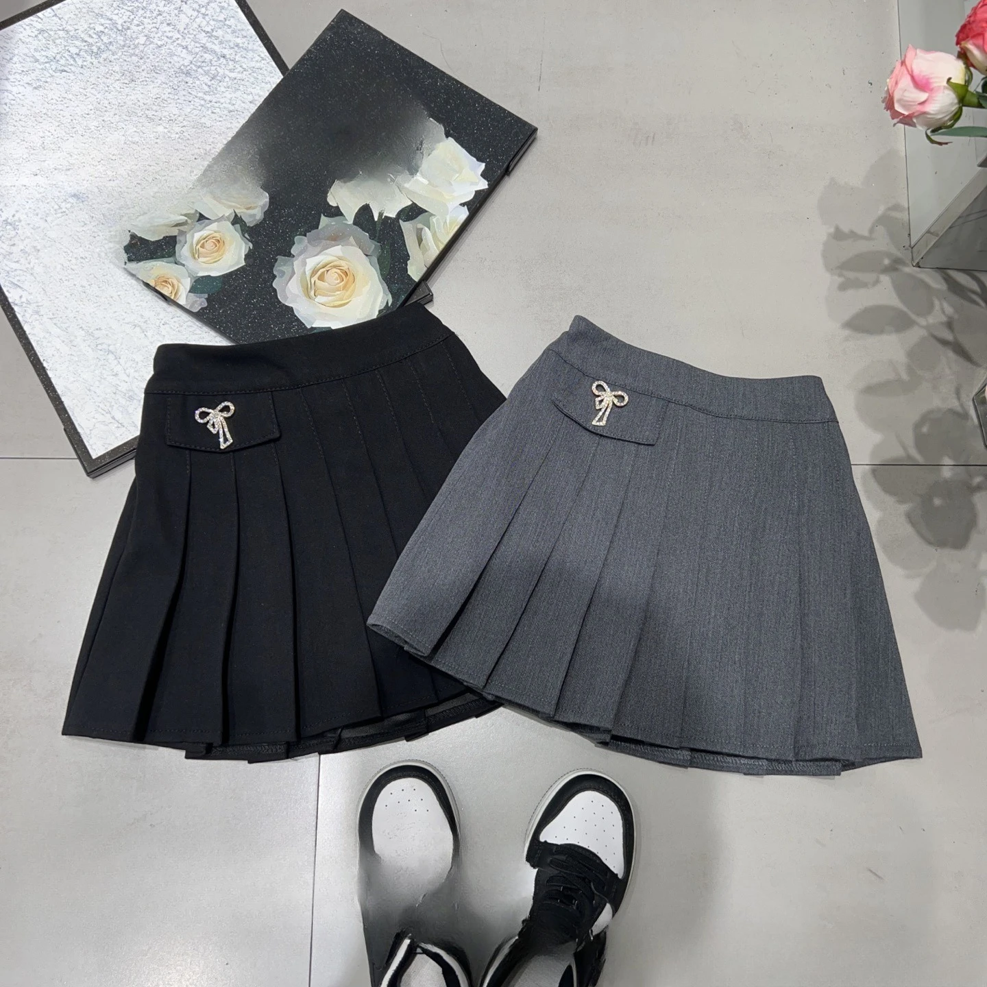 

Kids clothes Girls pleated skirt gray college style versatile 2025 new