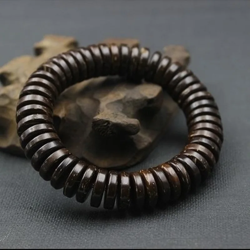 

shell and coconut core single-loop bracelet "Abundant Fortune" in natural color