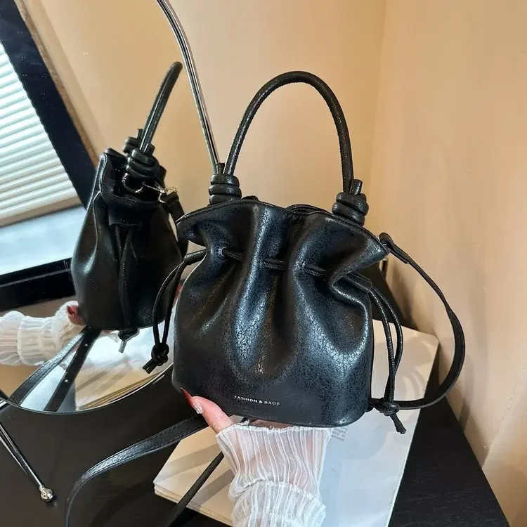 

Women's High-End Simple Pumping Belt Bucket Bag Versatile Commuter Messenger Shoulder Bag for Fashionable Travel