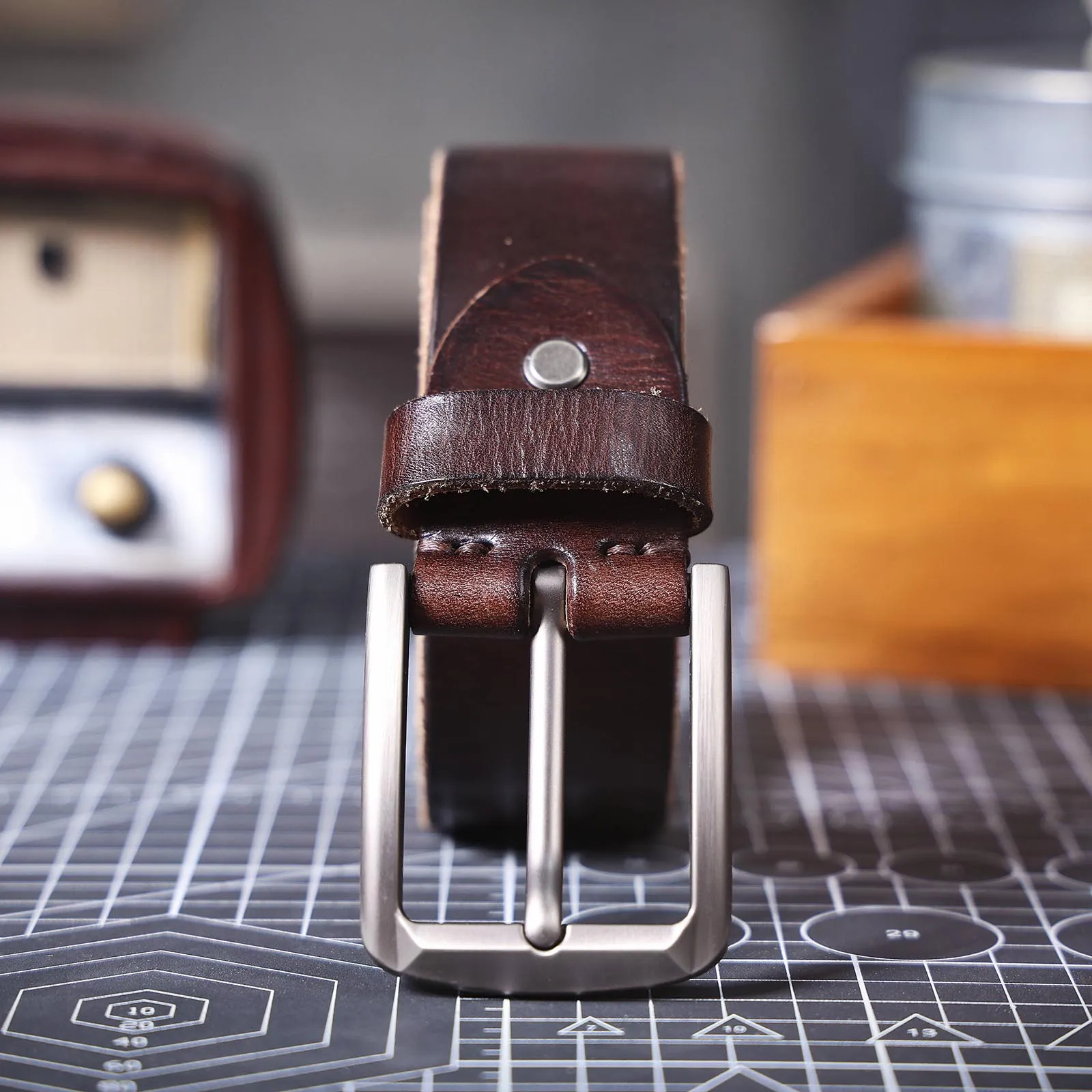 S.WORKER Klassischer Herrengürtel aus echtem Leder mit Dornschließe aus Legierung, Oberschicht aus Rindsleder, Retro-Freizeitgürtel für Jeans mit Geschenkbox – Detail 11