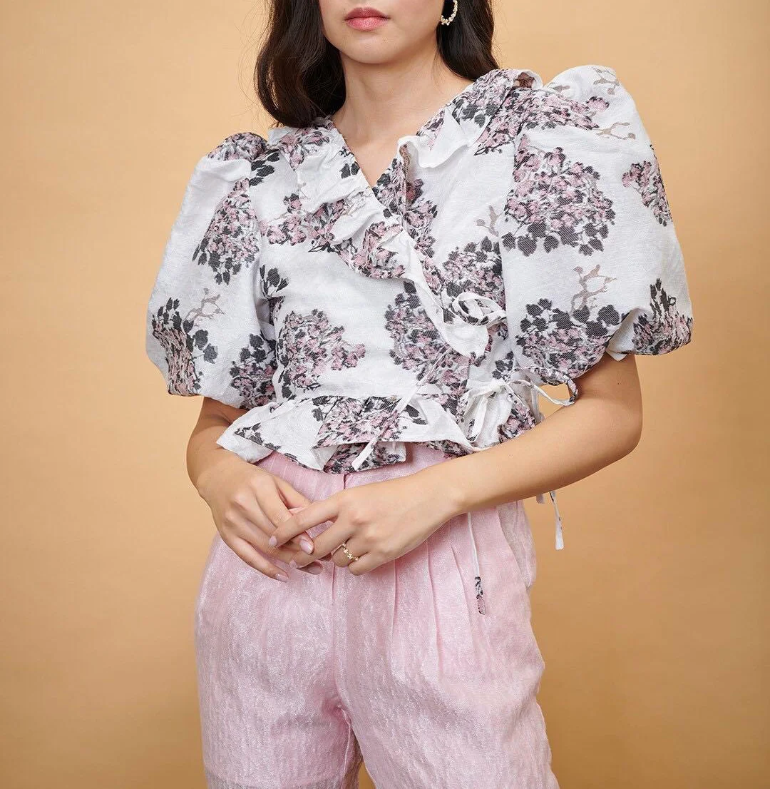 

Женская блузка с цветочным принтом, V-образным вырезом, короткими рукавами-фонариками и завязками на талии, в деловом стиле, летняя коллекция, стандартный крой