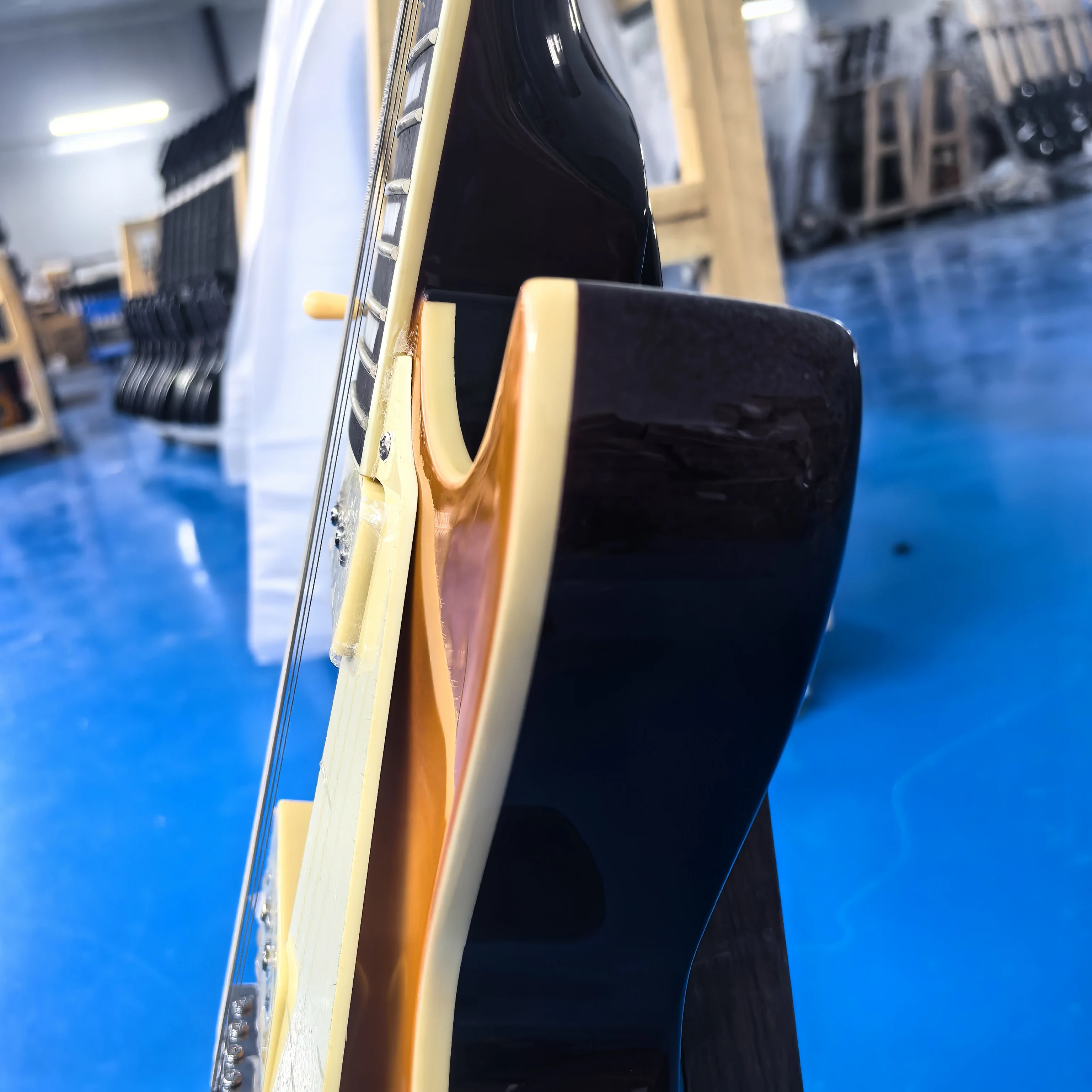 بيع المصنع مباشرة، جيتار كهربائي ذو 22 نغمة من الحور الذهبي مكون من 6 أوتار، متوفر في المخزون، سلك نغمة من الفولاذ المقاوم للصدأ، يمكن تخصيص الألوان