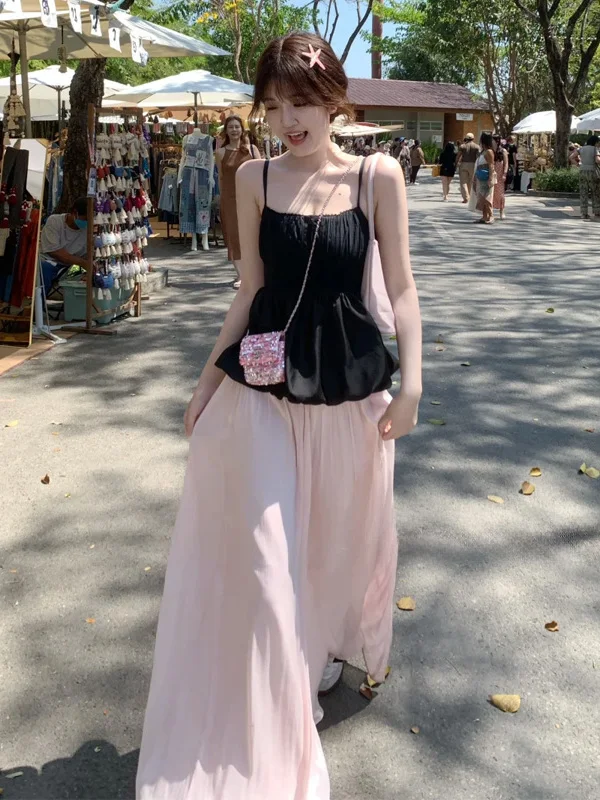 

Летний новый стильный женский комплект: черный топ на бретелях и розовая драпированная юбка-халтер, модный костюм из двух предметов в стиле Pure Desire Flower Bud.