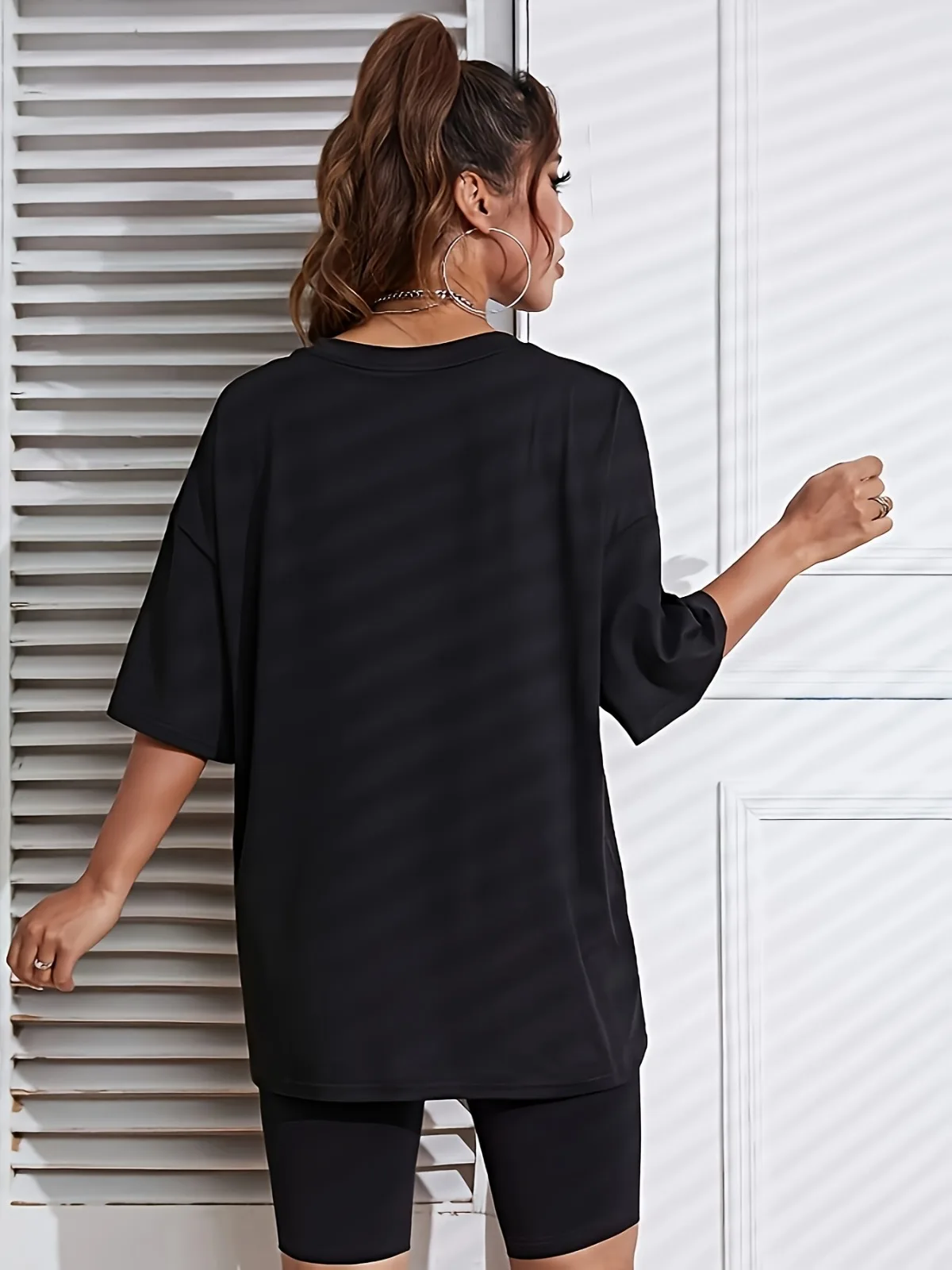 Damska luźna koszulka z okrągłym dekoltem - czarno-czerwone usta i nadruk \"Red\" Wygodna, całoroczna koszulka do prania w pralce