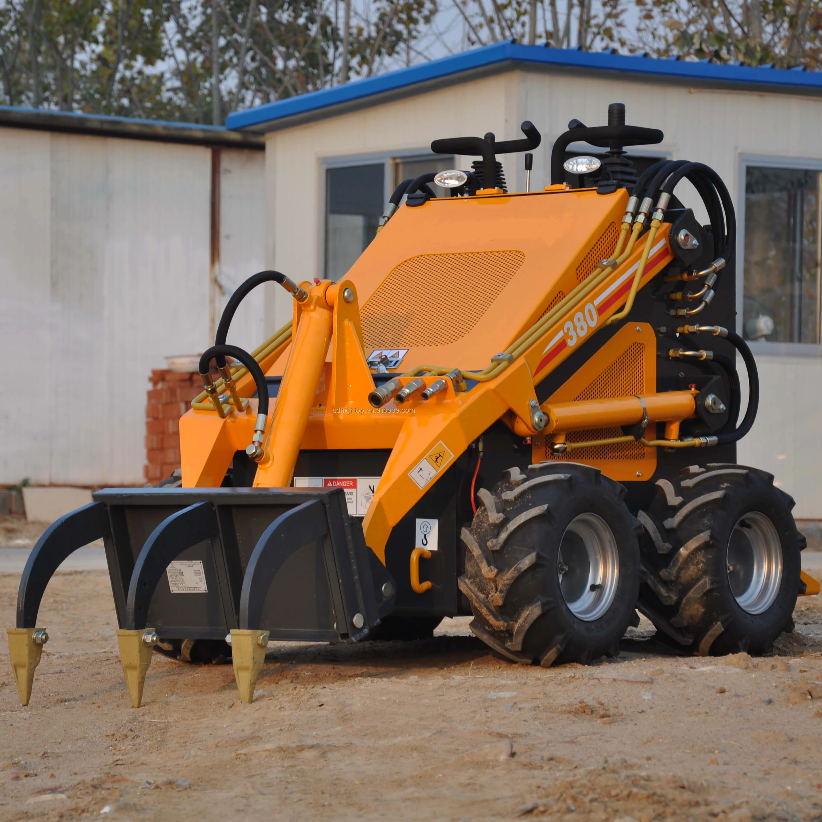 จีน Loader ผู้ผลิต Gratis Ongkir ขายร้อน Mini Skid Steer Loader และสิ่งที่แนบมาด้วยราคาดีที่สุดสำหรับขาย