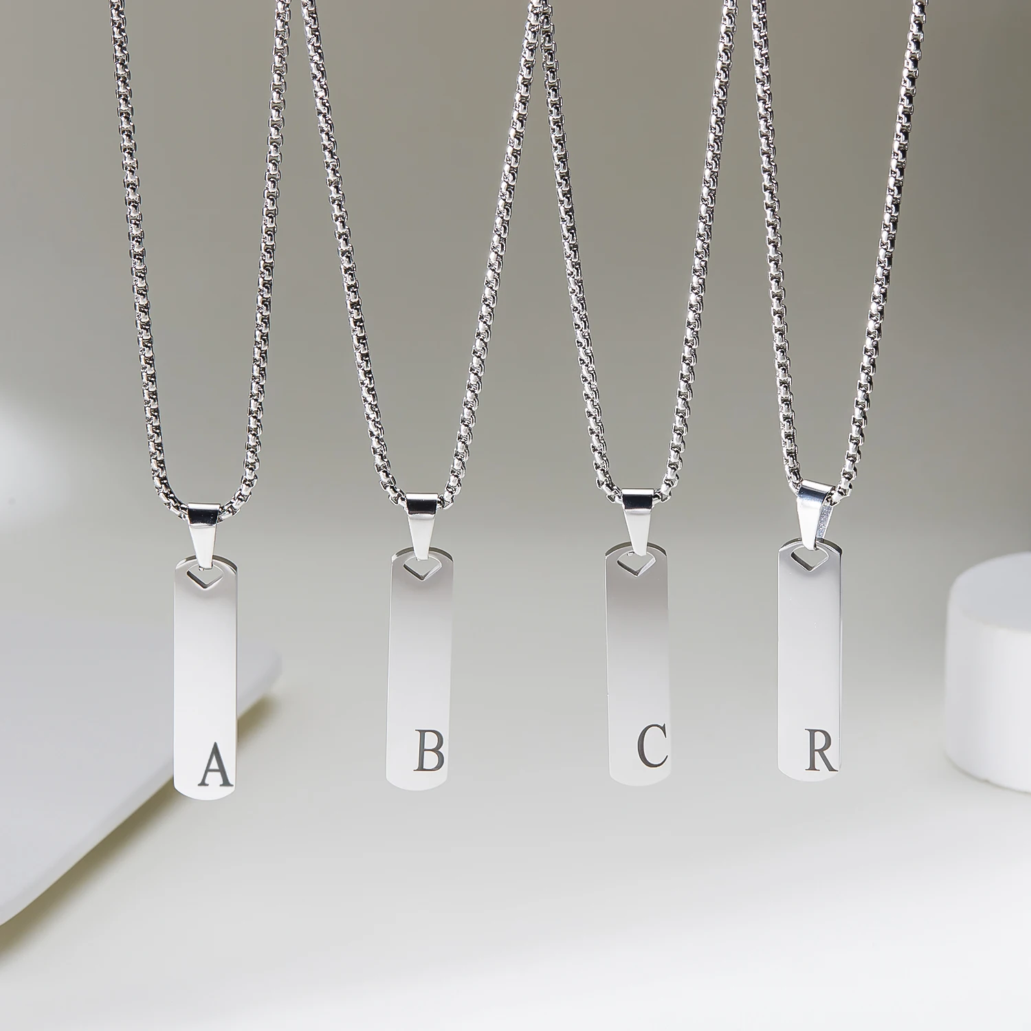 Modische Initialen-Halskette für Männer und Frauen, Exquisiter Wasserdichter Edelstahl-Anhänger mit A-Z-Buchstaben, Alphabet-Schmuck – Detail 8