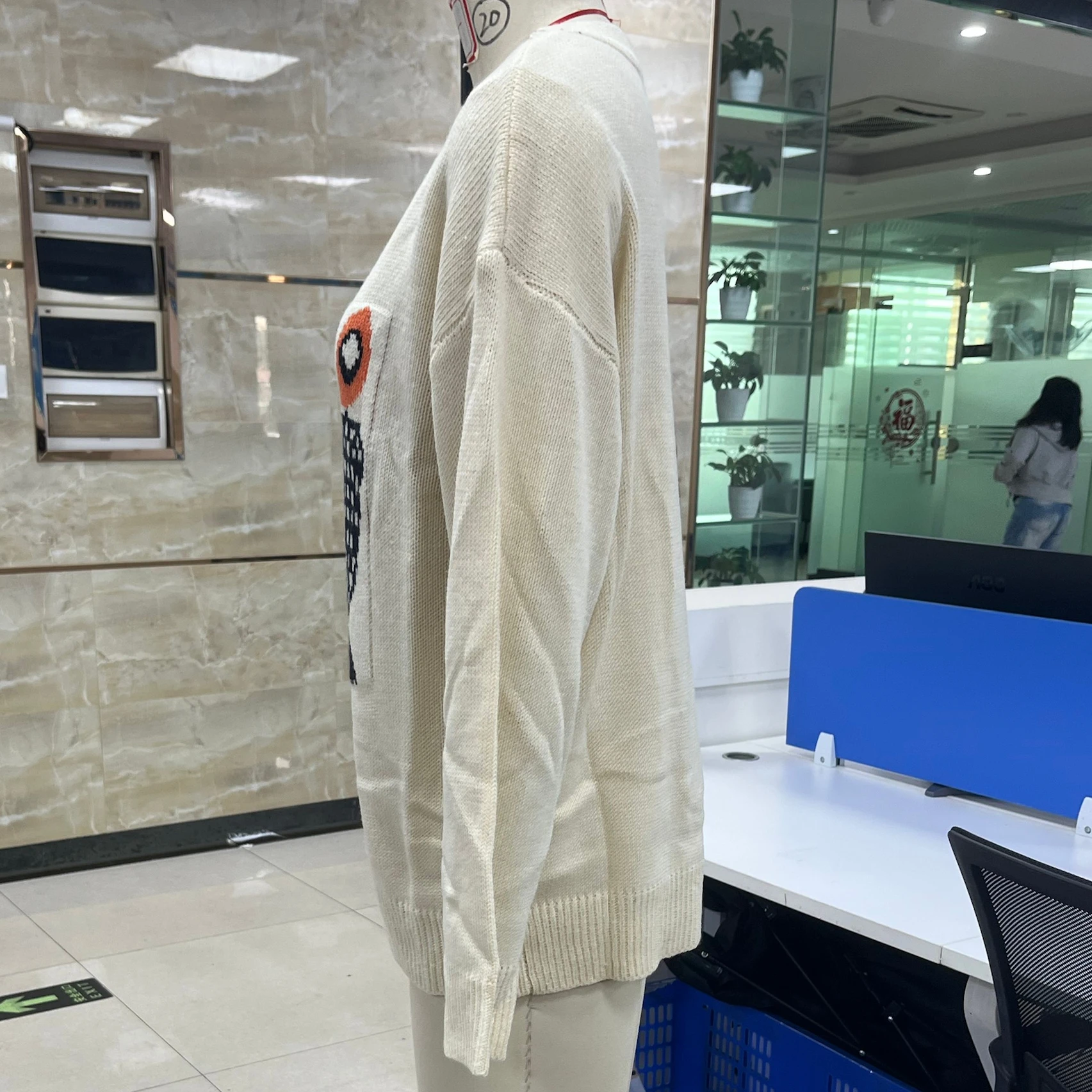 سترة نسائية فضفاضة خفيفة الوزن عصرية بطباعة سمكة تجريدية وأكمام طويلة ورقبة دائرية متماسكة #3