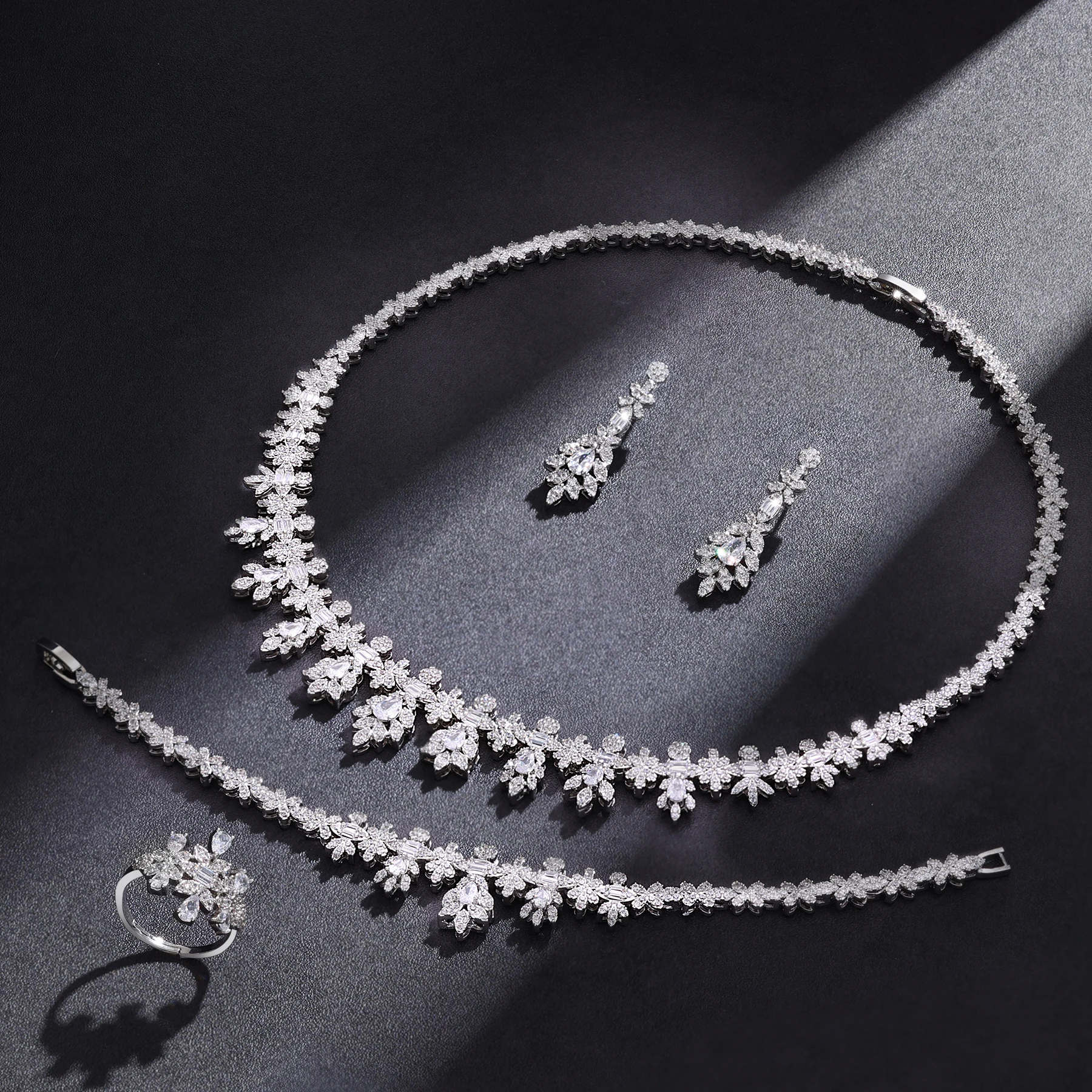 

2024 New 4-piece Zirconia Bride Jewelry Set, suitable for women's parties, Dubai Nigerian Crystal Wedding Jewelry Set