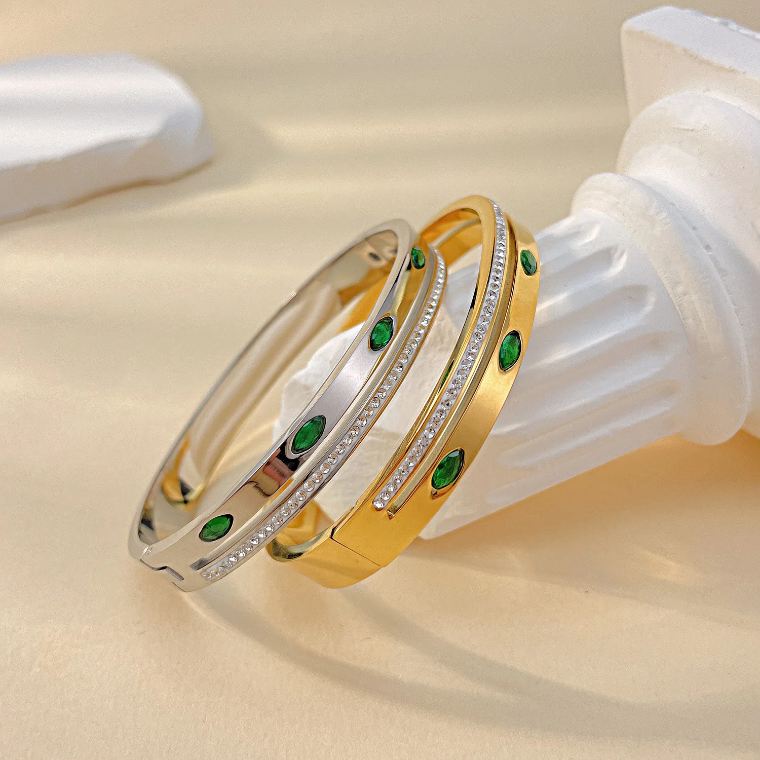 

Women's retro stainless steel bracelet plated with 18k gold, no fading, three colors available