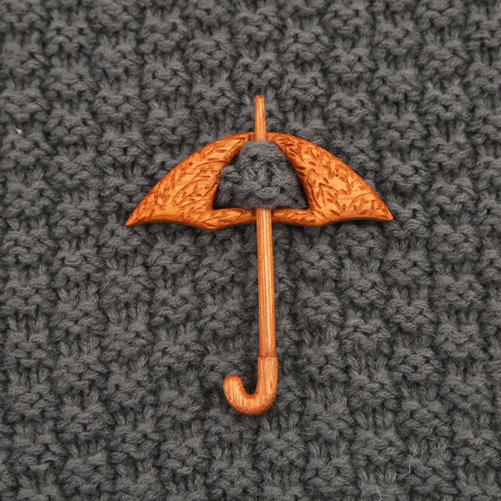 Retro Umbrella Dancing Piggy Wooden Brooch Maple Leaf Bird Animal Sweater Pin Christmas Tree Frog Kitty Scarf Buckle Party