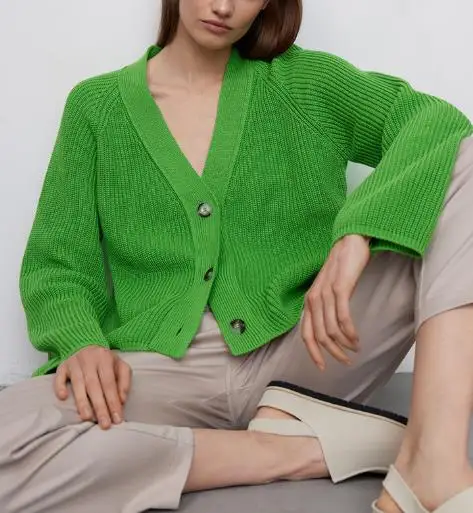 

Women's Sweater V-Neck Short Sweater Cardigan 2025 Autumn and Winter Temperament Bat Sleeve Button Solid Color Knitted Sweater