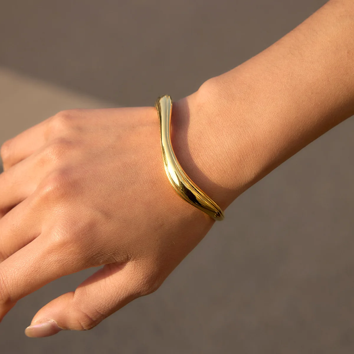 Ars Stainless Steel Wave Cuff Bracelet Minimalist 18k Gold Plated Bangle No Tarnish Bangle Statement Cuff Bangles Gift for Women