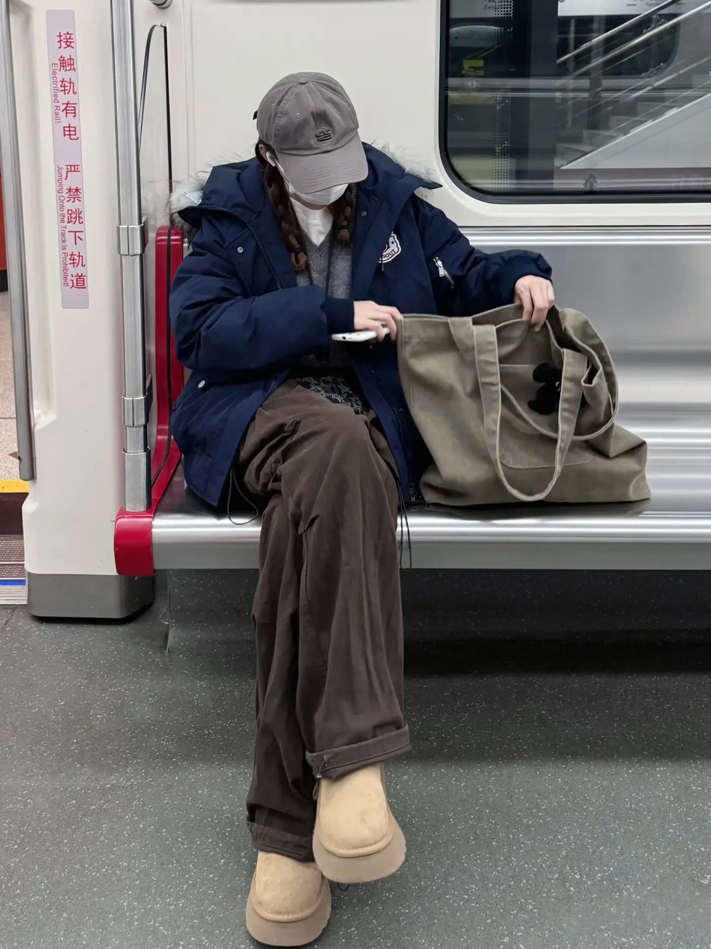 

Женская осенняя парка с мехом, утепленная, свободного кроя, с воротником-стойкой, с подогревом, с вышивкой, в европейском стиле, для активного отдыха, на стеганой подкладке, легкая, с капюшоном