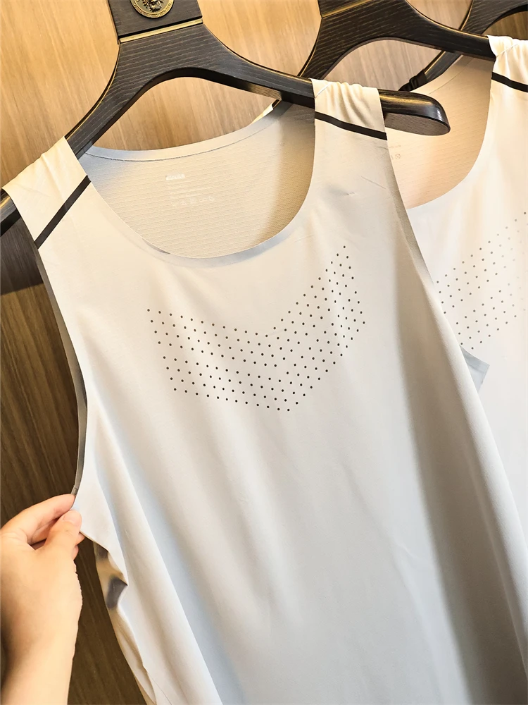 

Qui Dry Laser Perforated Sports Vest for Men Summer Svel Faion Urban Sle Loose Fit Daily Wear Youthful Trend