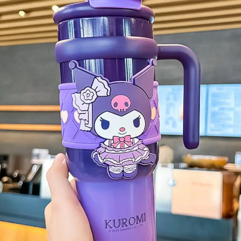 

Горячая термостатическая чашка Sanrio Kuromi, модная кавайная аниме, милая 900 мл, защита от льда и изоляционная соломинка с крышкой, большая емкость