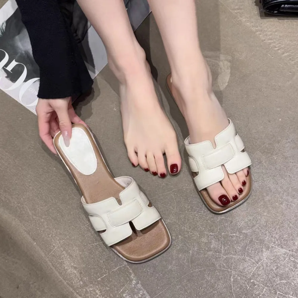 รองเท้าแตะสตรีหนังสีน้ําตาลพร้อมส้นสัมผัสแบนรองเท้าชายหาดคู่ลําลองรองเท้าแตะที่สะดวกสบายสําหรับผู้หญิง