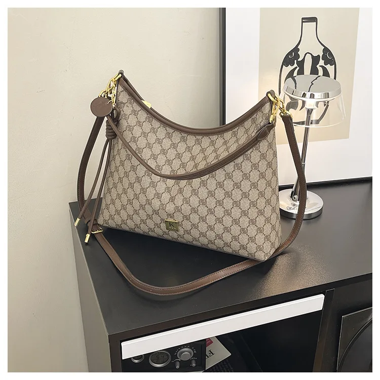 

2025 Winter Spacious Shoulder Bag, Women's Trendy Crossbody Purse, Day to Night Tote, Casual Sling Bag, Minimalist Leather Bag