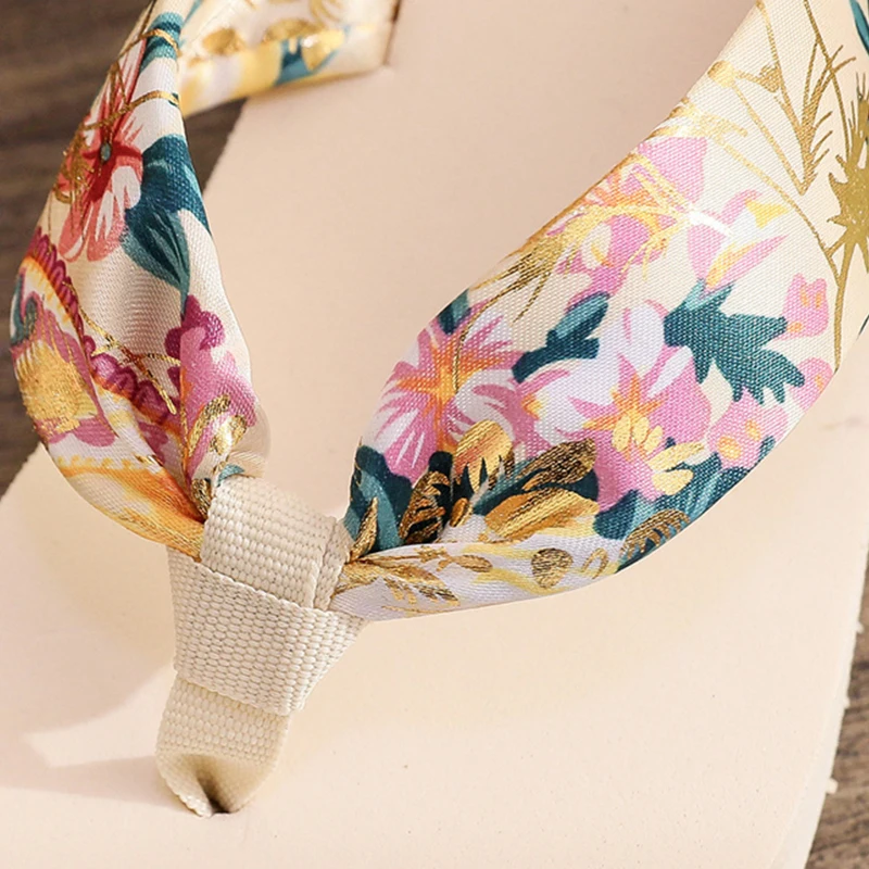 Tongs d'été à la mode pour femmes, sandales à talons compensés, pantoufles d'extérieur décontractées et antidérapantes, chaussures augmentant la hauteur, 2025