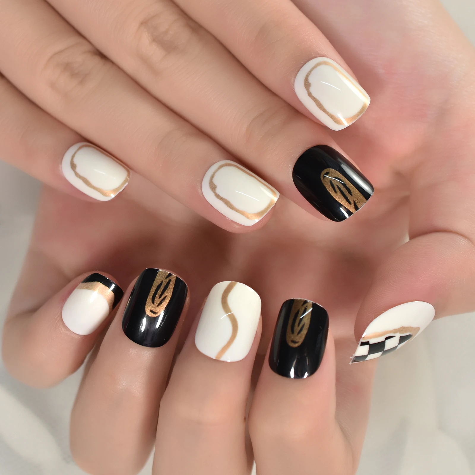 Vingernagels ontworpen glanzende nagels set druk op nagels kunst volledige dekking korte ronde vorm salon thuis manicure