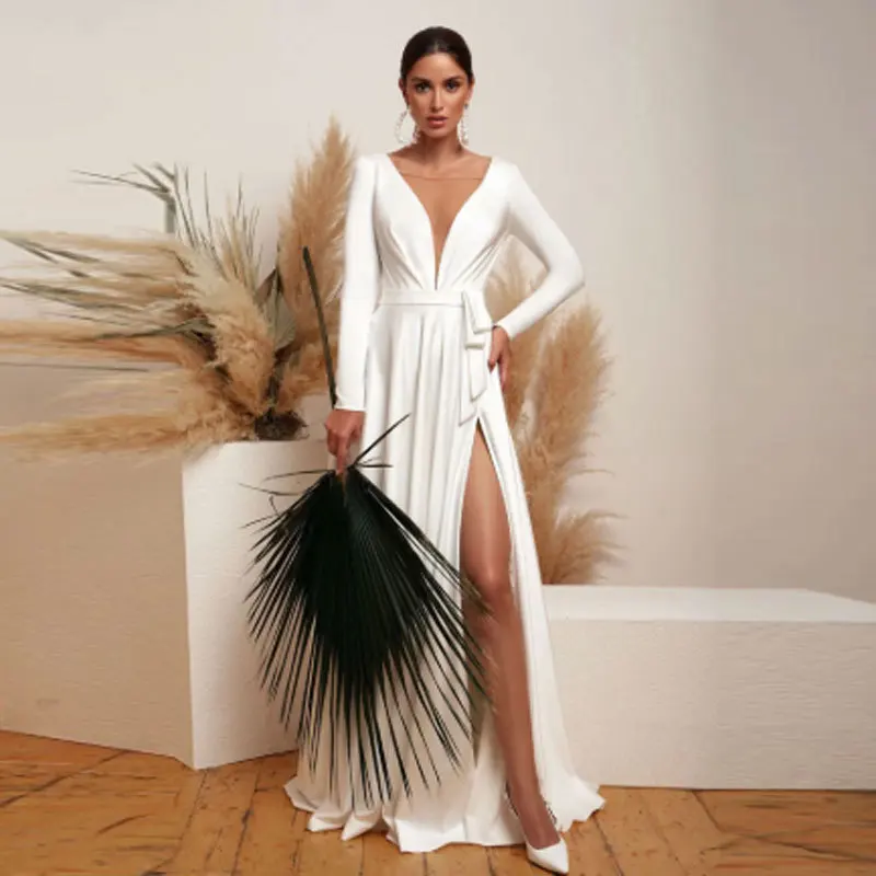 فستان زفاف أنيق، فستان زفاف أنيق وبسيط بأكمام طويلة مع خط عنق طويل