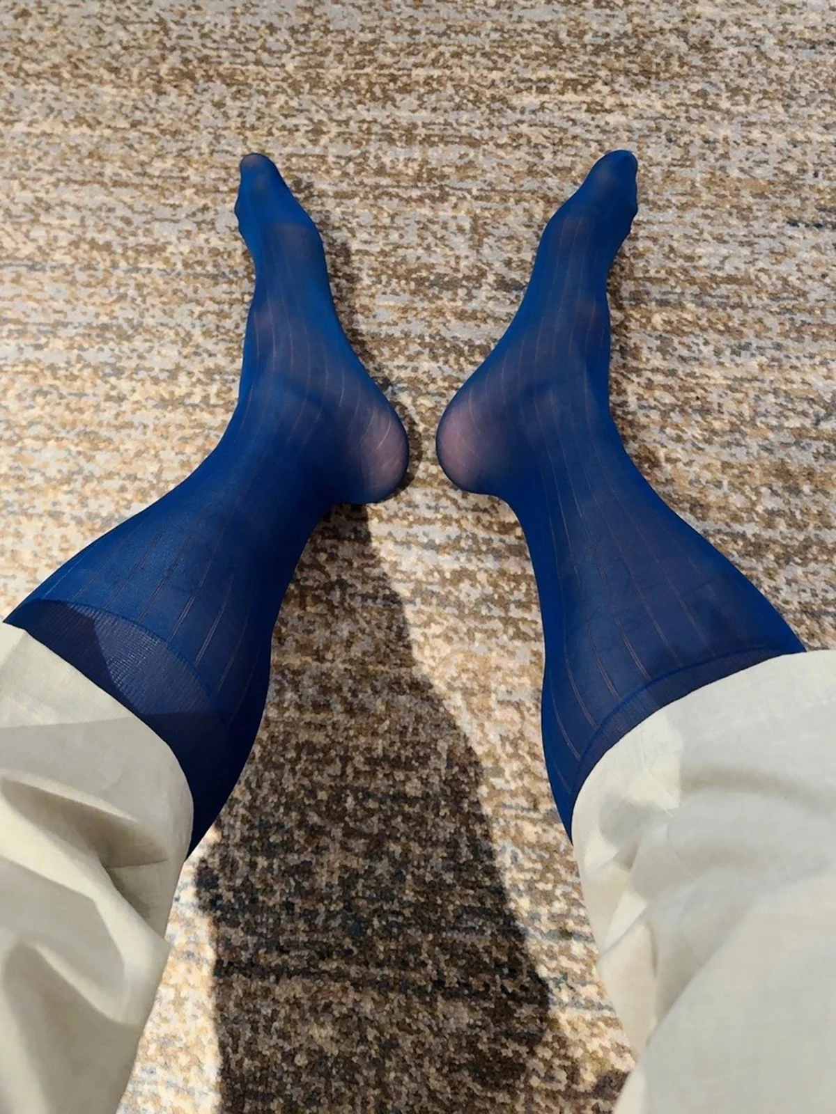 Transparente, vertikal gestreifte Socken für Herren, dünne Strümpfe, durchsichtige Nylonsocken, mittelhohe Socken, Business- und formelle Herrensocken, passend zu Anzügen und Schuhen. – Detail 10