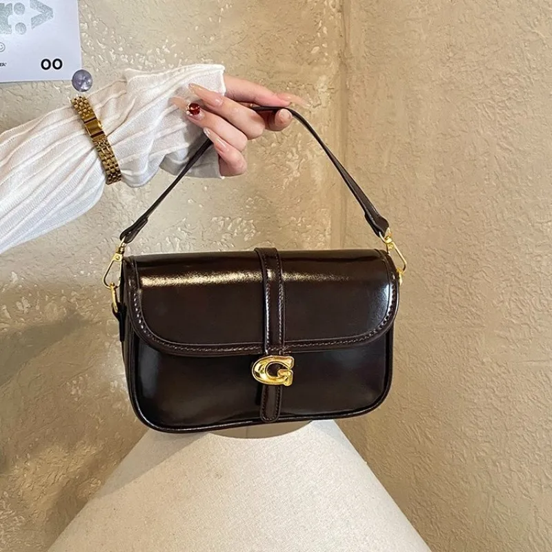

Vintage Style Shoulder Bag Large Capacity Simple Luxury Also Serves As A Chic And Unique Diaper Bag