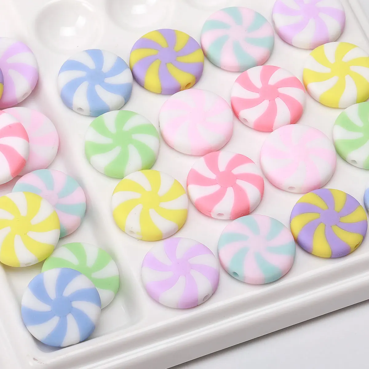 20 stücke 2,3 cm Zufällige Farbe Mix Bunte Windrad Form Lollipop Muster Acryl Perlen Kreative Stift Für Schmuck Machen charme DIY – Detail 1