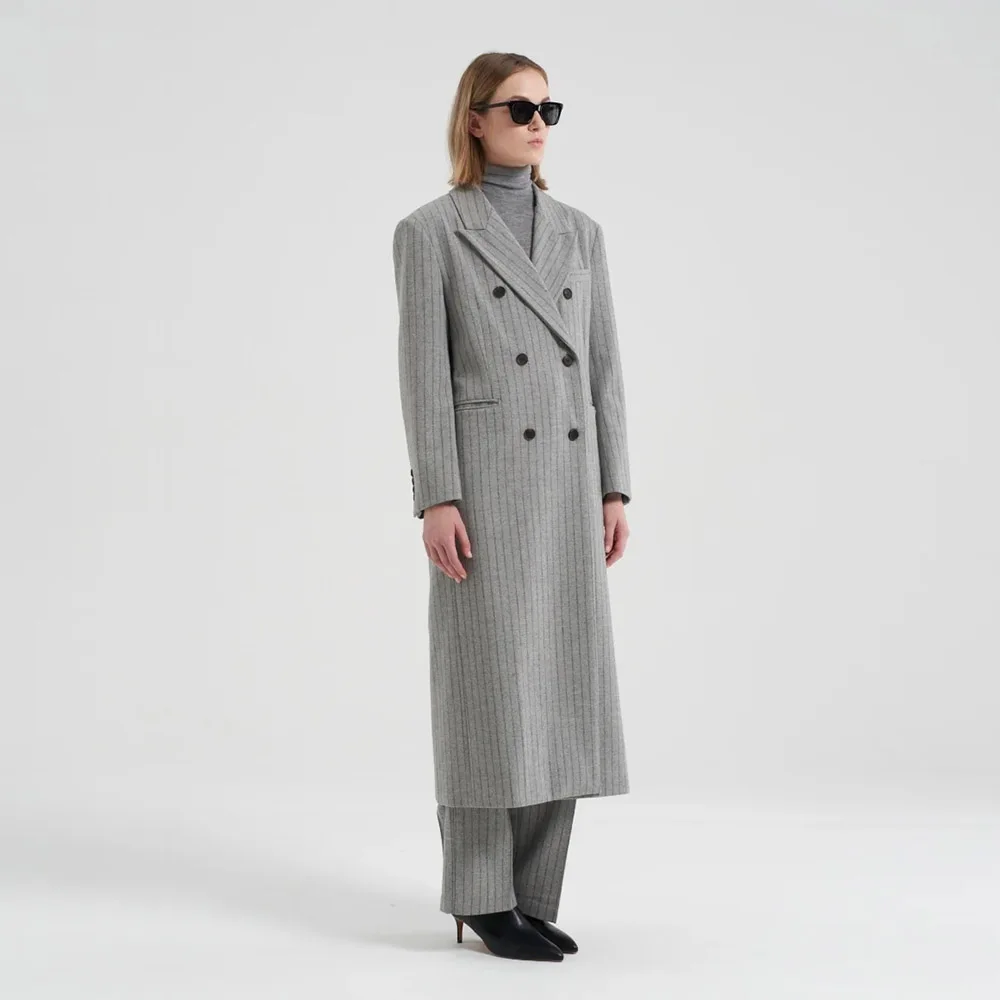 グレーのストライプ柄ツーピーススーツセット レディース ダブルブレスト ピークドラペル ロングジャケット パンツスーツ フォーマル オフィス 宴会 女性服