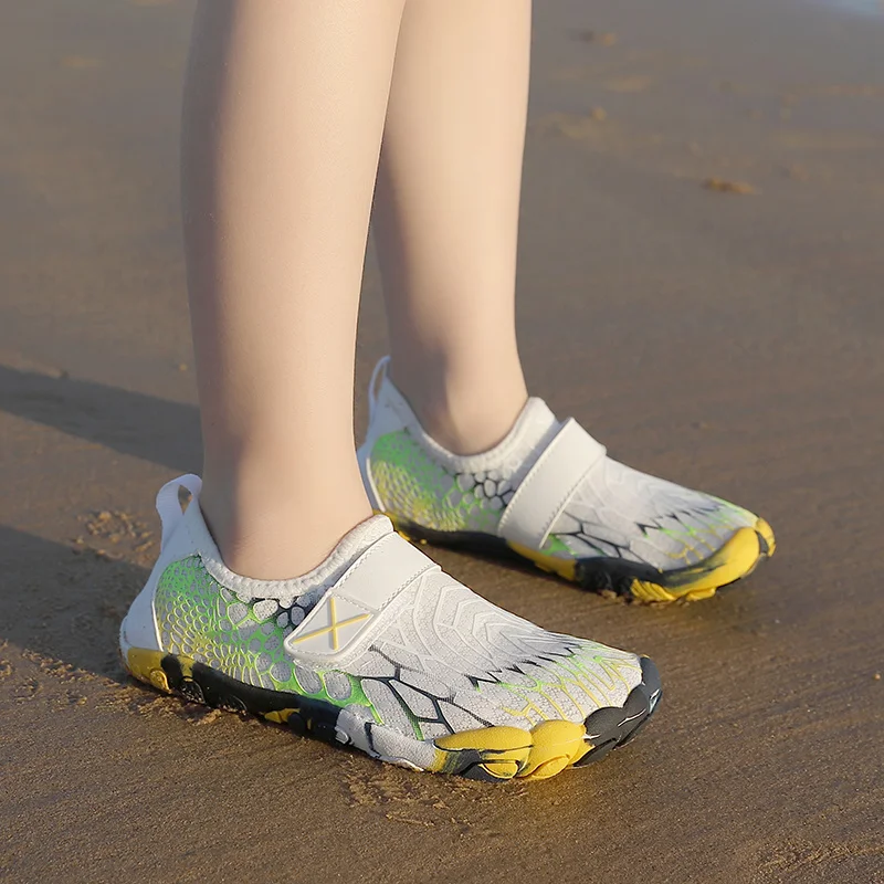 Zapatos de playa de verano para niños y niñas, calzado de agua suave y transpirable, antideslizante, zapatos descalzos de gancho y bucle para exteriores, talla 28 a 36