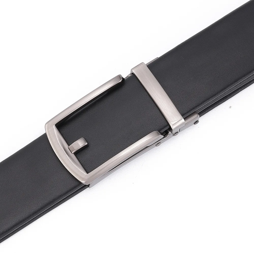 حزام جلدي جديد للرجال مصنوع من خليط معدني بإبزيم تلقائي للأعمال والترفيه للشباب في منتصف العمر وكبار السن حزام مصمم باللون الأبيض
