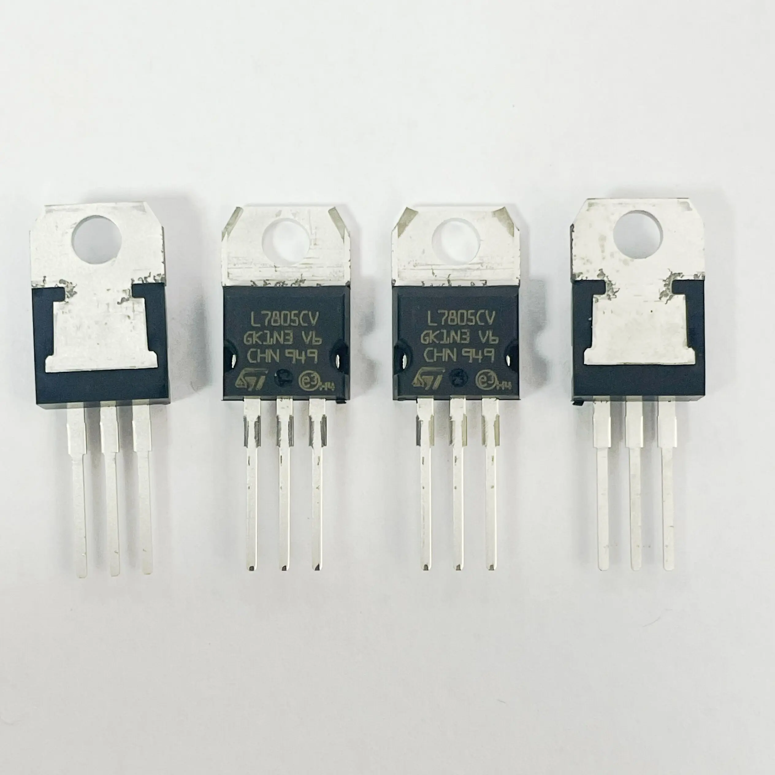 5PCS/LOT L7805CV  Linear regulator 5.0V 1.5A Package TO-220 Original and genuine