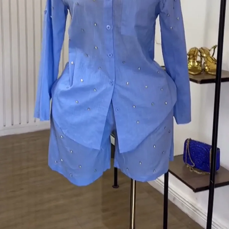 ชุดเสื้อเชิ้ตแขนยาวทรงเข้ารูปประดับลูกปัด ปกคอพับ สีพื้น แฟชั่นใหม่ ฤดูร้อน 2025 พร้อมกางเกงขาสั้นสำหรับผู้หญิง
