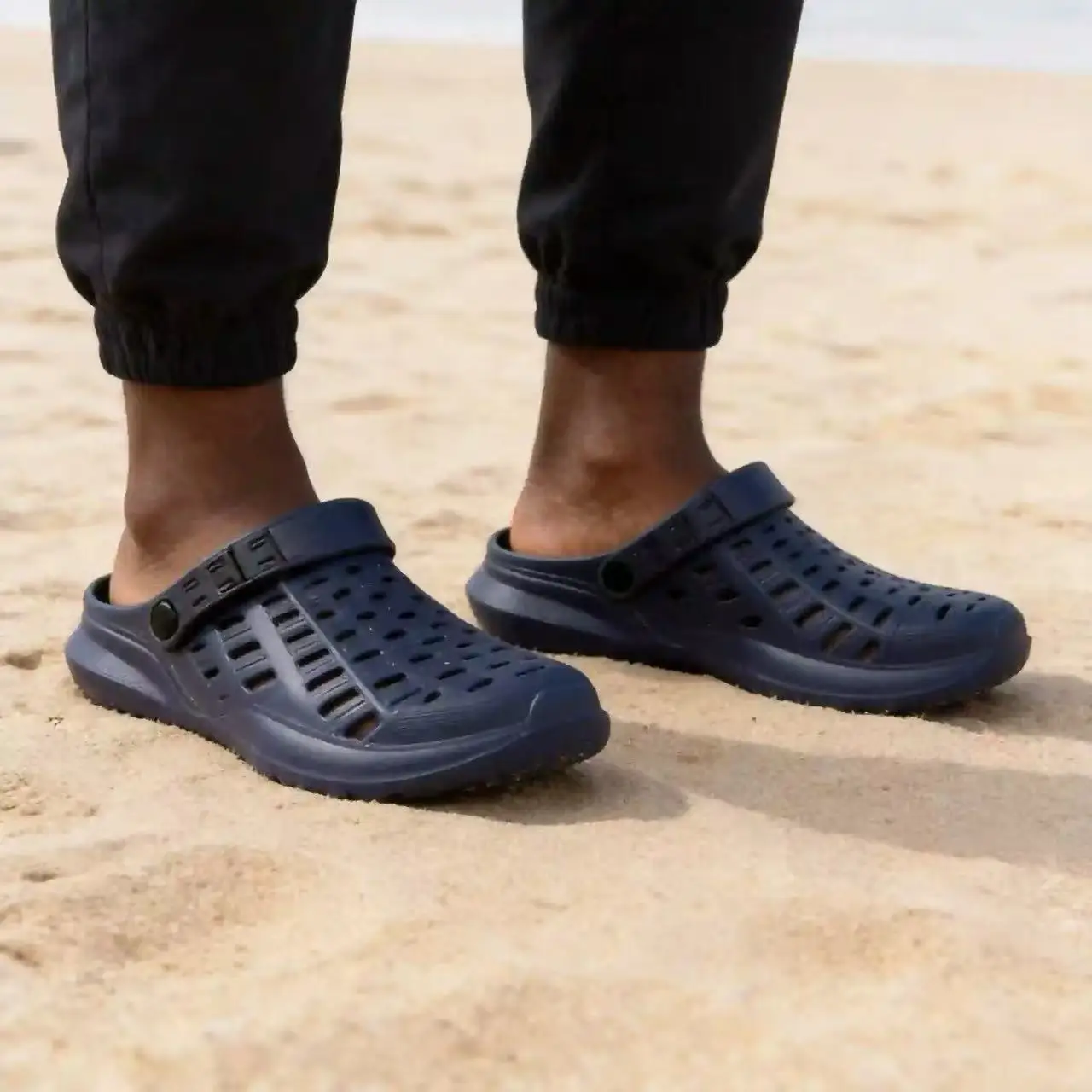 Herren Casual Clogs mit geschlossener Zehenpartie, Plateau-Sandalen aus EVA, rutschfeste, ausgehöhlte, multifunktionale Strandschuhe für Jungen – Detail 2