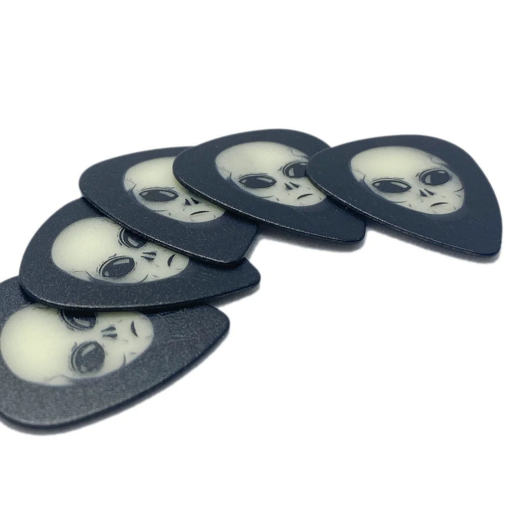 5pcs 0.71mm Luminous Guitar Picks Rock Alien Luminous Plectrum Celluloid Acoustic Electric Guitar Mediator Accessories