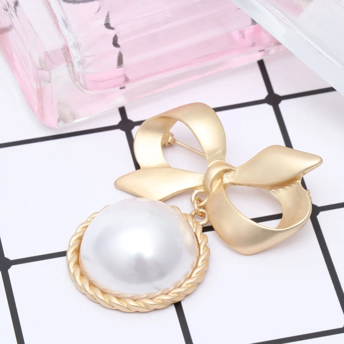 

Women'S Large Pearl Brooch Bow Shape Shining Alloy Breastpin Gift For Valentine Anniversary Christmas Party Formal Events