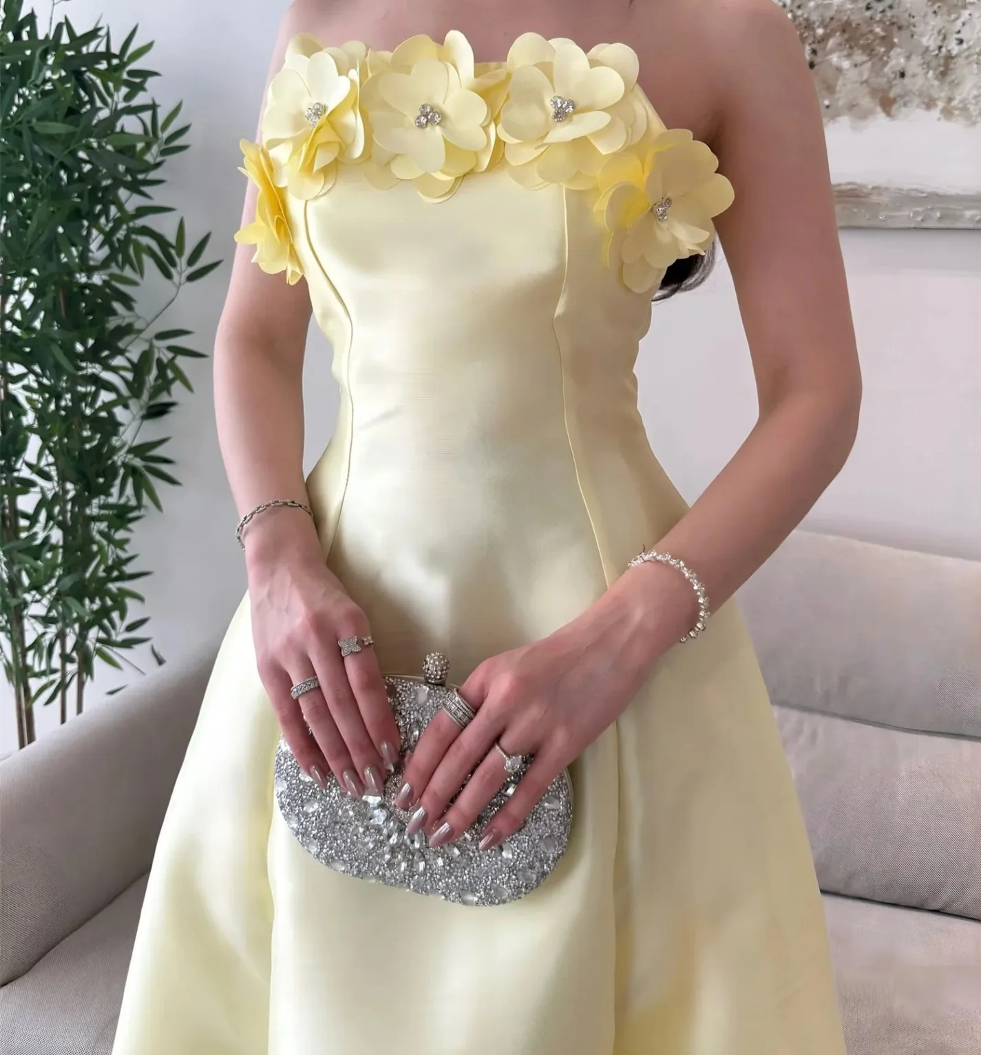 ชุดราตรีสีเหลืองวินเทจแบบไม่มีสาย ประดับดอกไม้ 3 มิติ ผ้าซาติน ทรงเอไลน์ ยาว สำหรับงานพรอม งานประกวด งานเลี้ยง ชุดราตรีแบบอาหรับ