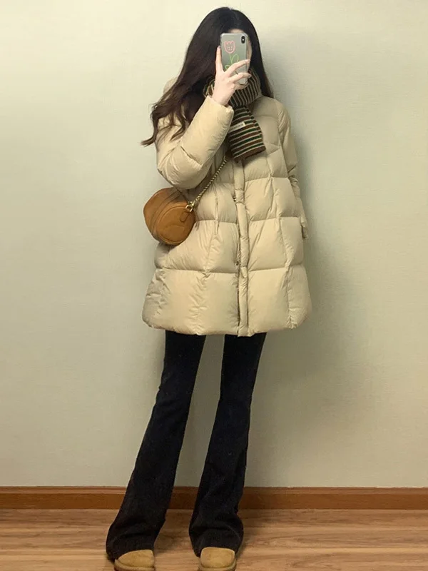 

Зимняя утепленная длинная куртка цвета хаки из хлопка для женщин: модная, универсальная, средней длины, в корейском стиле, для повседневной носки, свободного кроя, на молнии, из чистого хлопка.