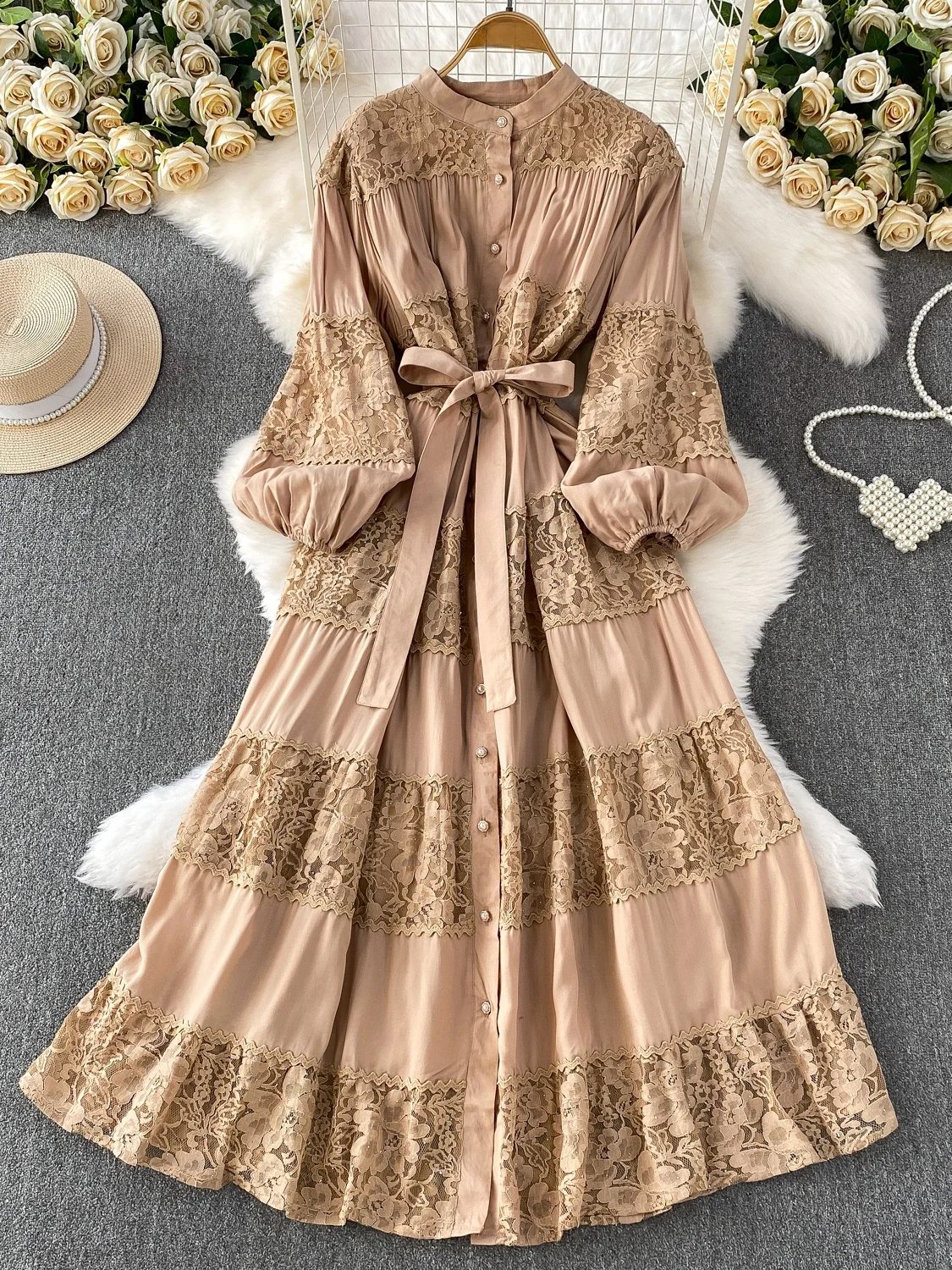 エレガントなラウンドネックレースロングドレス レディース 秋 シングルボタン ウエストシェイプ ダイヤモンド装飾 Aラインスカート 通勤スタイル