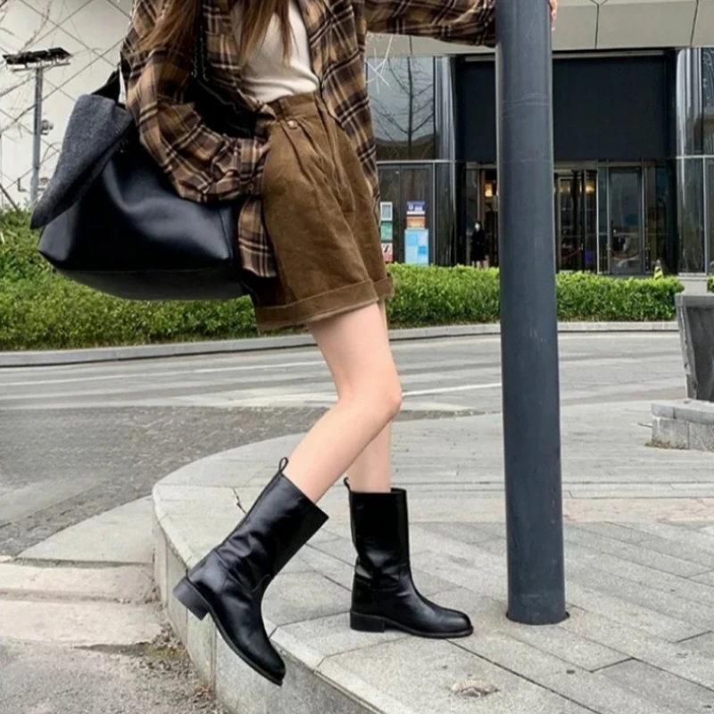 Retro-Cowboystiefel für Damen, knöchelhoch, mit runder Spitze und niedrigem Absatz, zum Überziehen, klassische Winterstiefel für den Alltag und Partys. – Detail 7