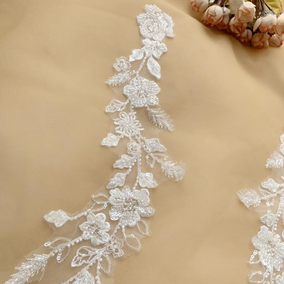 Perlenstickerei-Applikation. Hochzeitskleid. Weiße Spiegelblume. DIY-Nähzubehör. Brautdekoration. – Detail 6