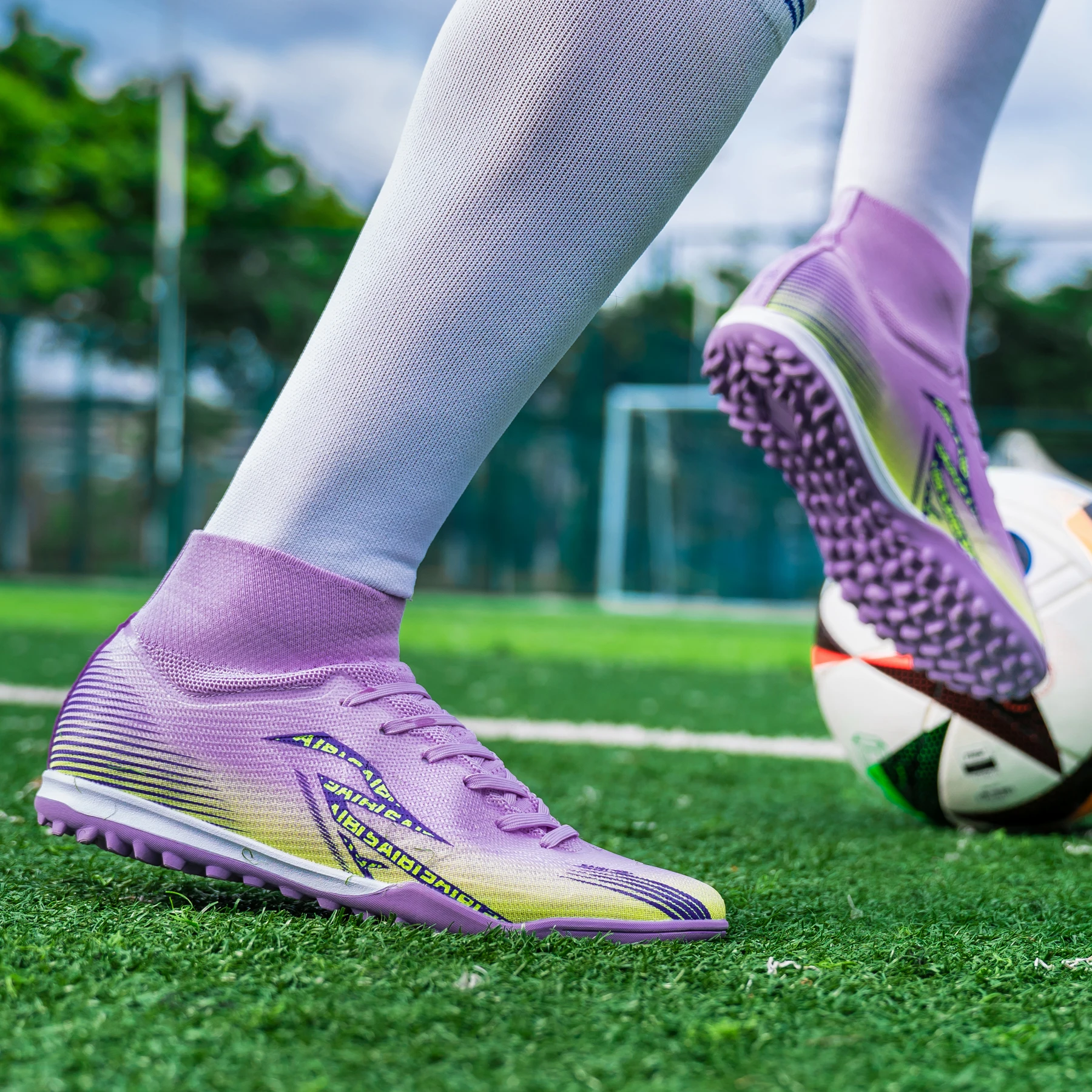 

Высокие футбольные бутсы для профессиональных тренировок с шипами TF и длинными шпильками FG, подходящие как для мужчин и женщин. футбольные бутсы