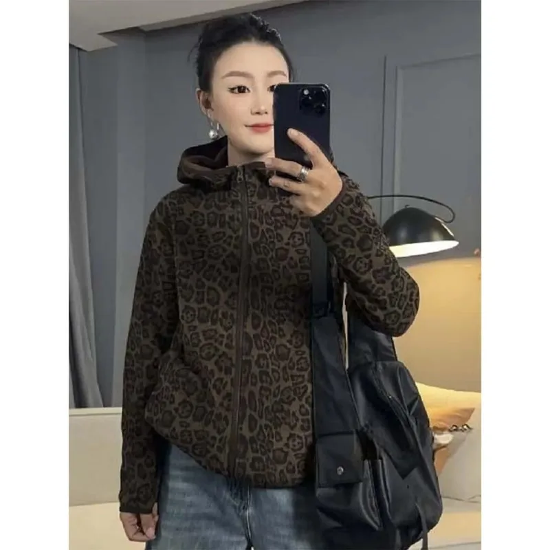 Giacca da donna con stampa leopardata con cappuccio ispessito allentato versatile alla moda per donna Cardigan in felpa semplice casual autunnale 2025